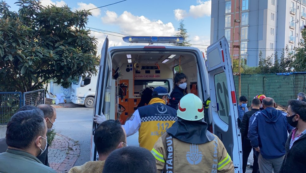 Ümraniye'de 4 katlı binanın çatısından düştü