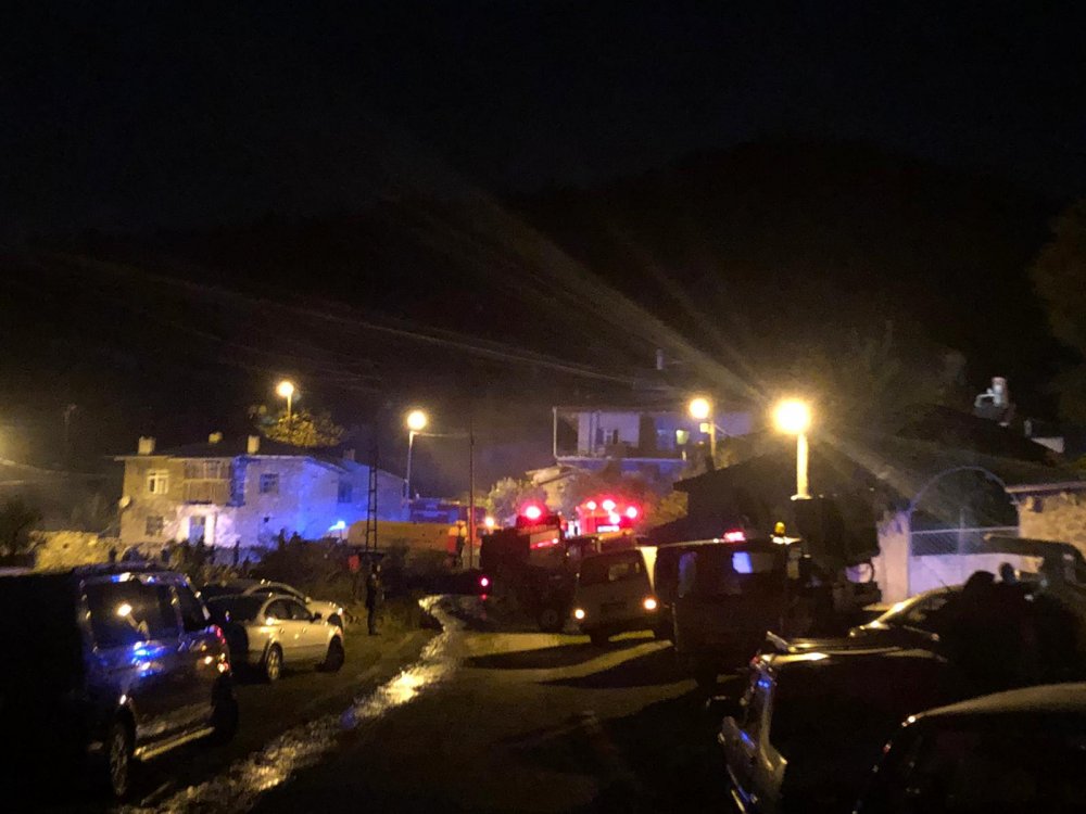 Yangında çöken çatı enkazının altında kalan yaşlı adam öldü