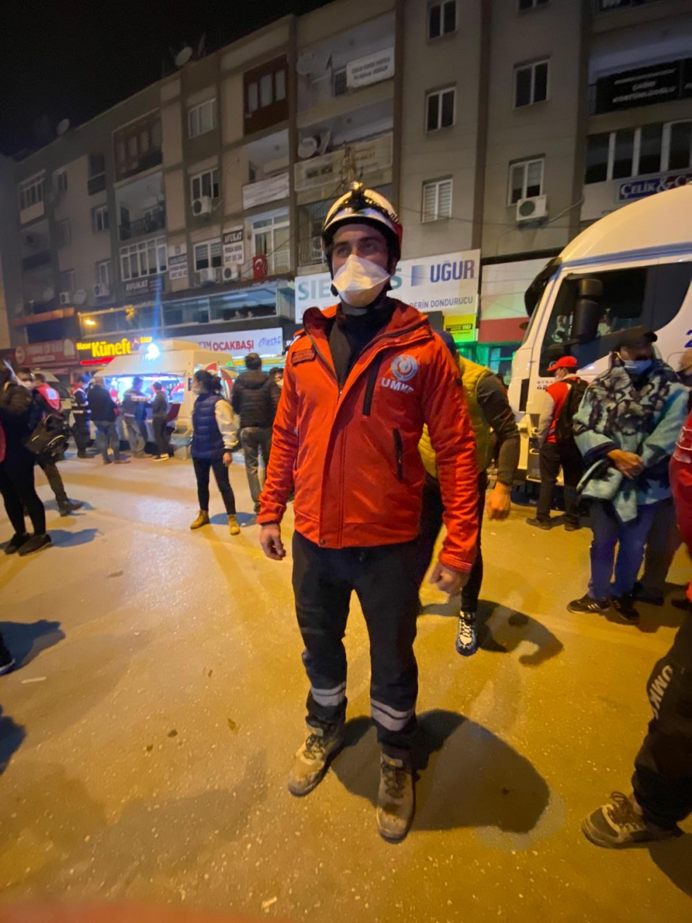 Yaşlı adamı enkazdan kurtaran ekip: Mutluluktan kendimizi kaybettik