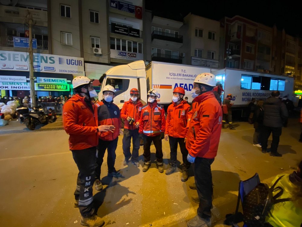 Yaşlı adamı enkazdan kurtaran ekip: Mutluluktan kendimizi kaybettik