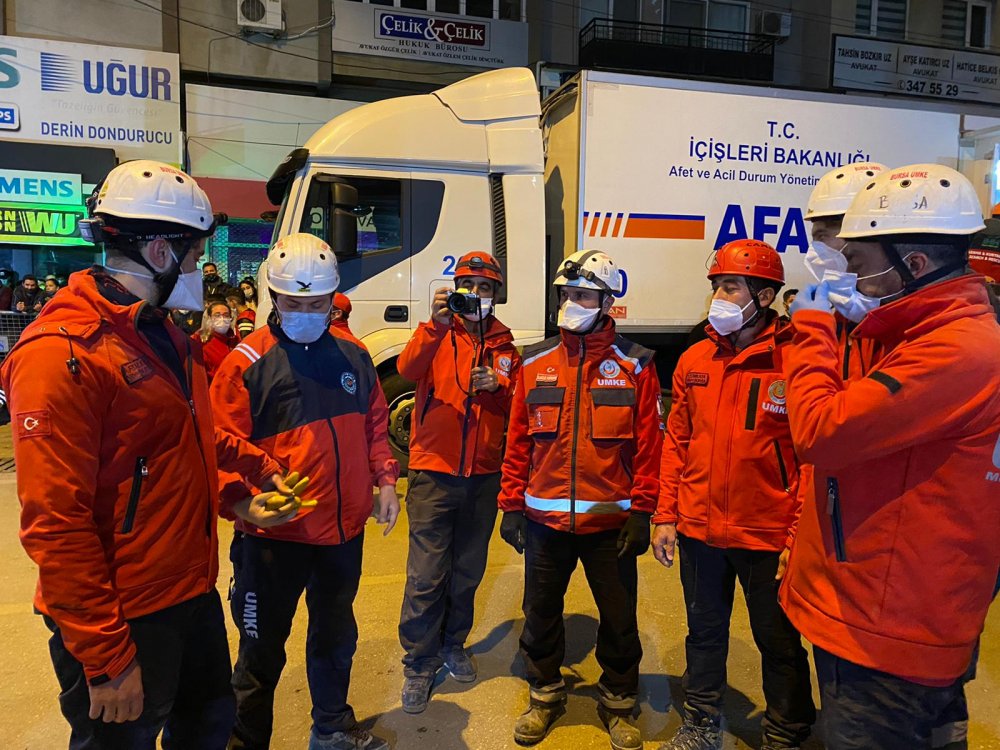 Yaşlı adamı enkazdan kurtaran ekip: Mutluluktan kendimizi kaybettik