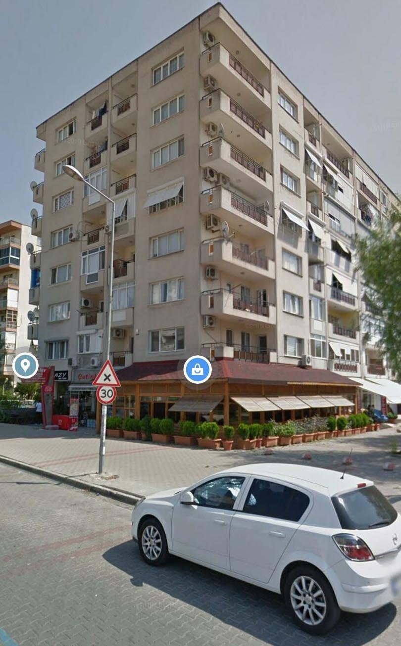 Yerle bir olan binalara çürük raporu verilmiş; bazı ev sahipleri evlerini satıp taşınmış