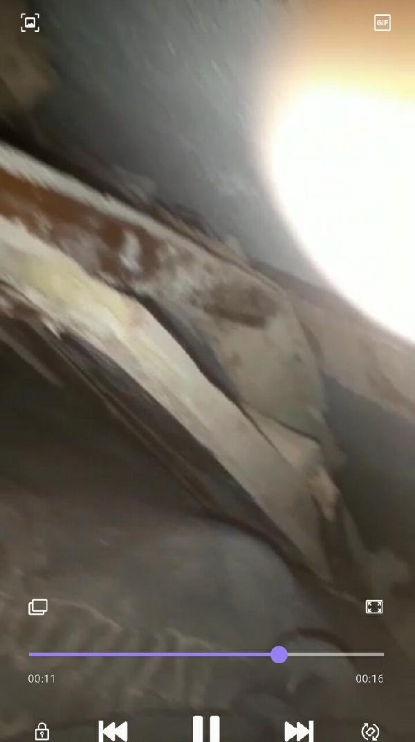 10 saat sonra kurtarılan 15 yaşındaki Günay, enkaz altında görüntü çekmiş