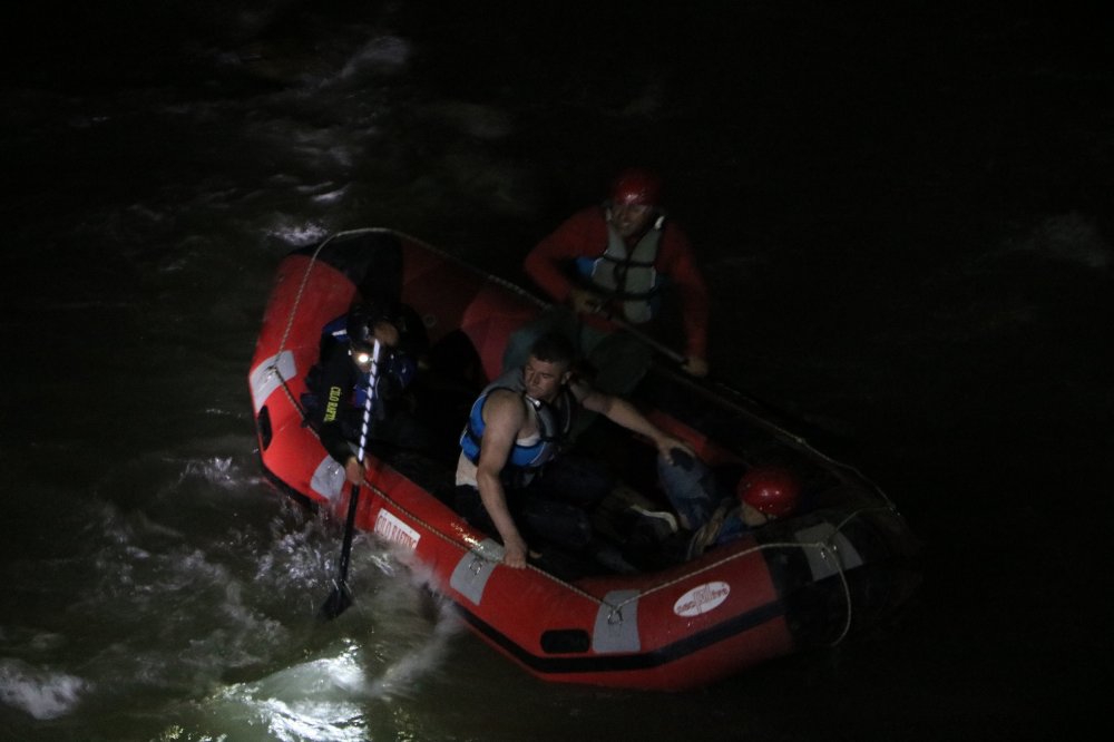 Düşen telefonu almaya çalışırken 500 metrelik uçuruma yuvarlandı