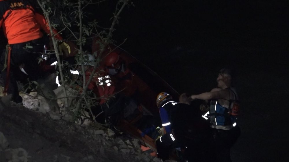 Düşen telefonu almaya çalışırken 500 metrelik uçuruma yuvarlandı