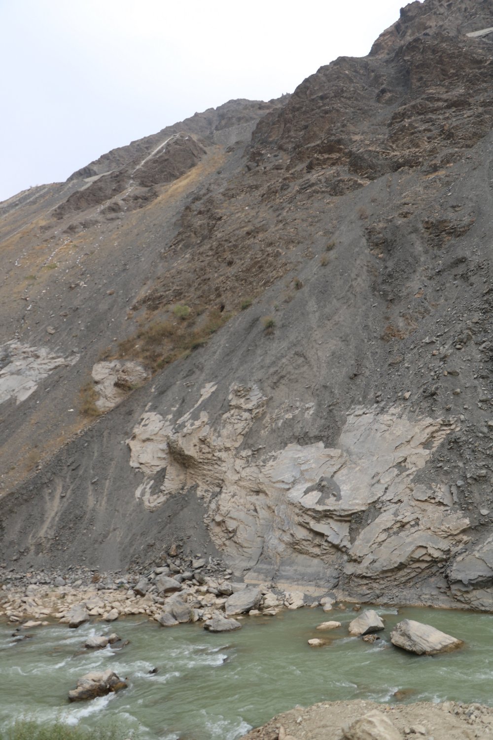 Düşen telefonu almaya çalışırken 500 metrelik uçuruma yuvarlandı