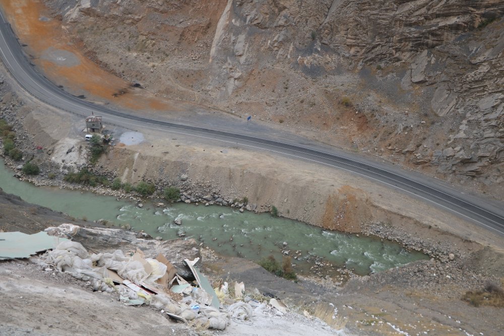 Düşen telefonu almaya çalışırken 500 metrelik uçuruma yuvarlandı