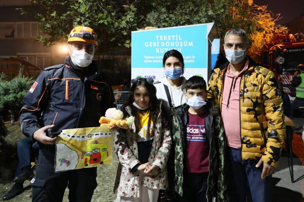 Elif'i çıkaran AFAD görevlisine yaptıkları resim ile teşekkür ettiler