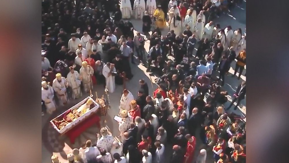 Karadağ'da koronavirüsten ölen başpiskoposun cenazesine binlerce kişi katıldı