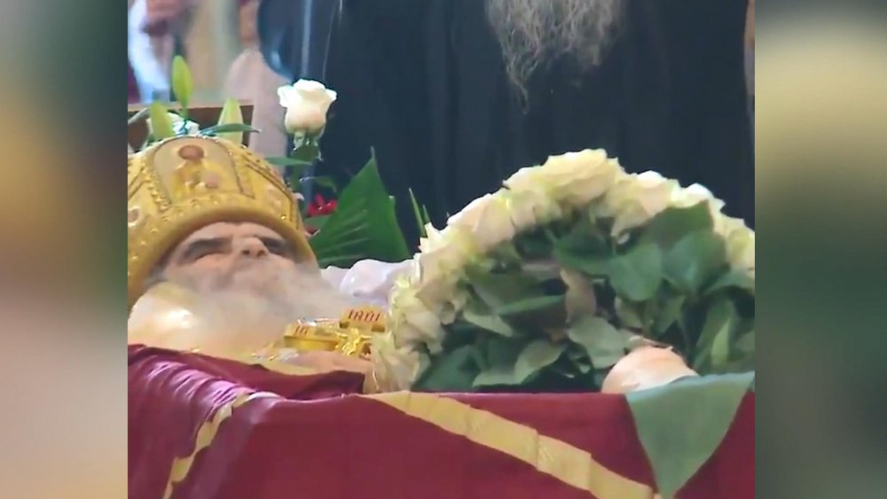 Karadağ'da koronavirüsten ölen başpiskoposun cenazesine binlerce kişi katıldı