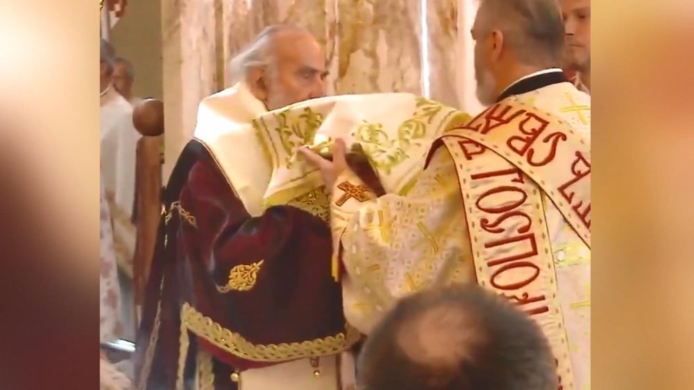 Karadağ'da koronavirüsten ölen başpiskoposun cenazesine binlerce kişi katıldı