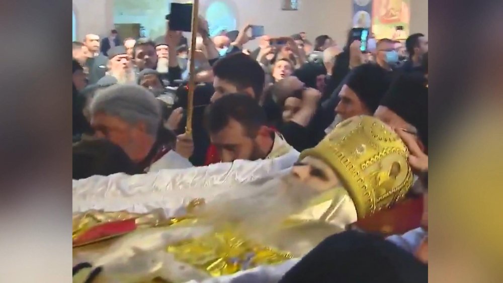 Karadağ'da koronavirüsten ölen başpiskoposun cenazesine binlerce kişi katıldı