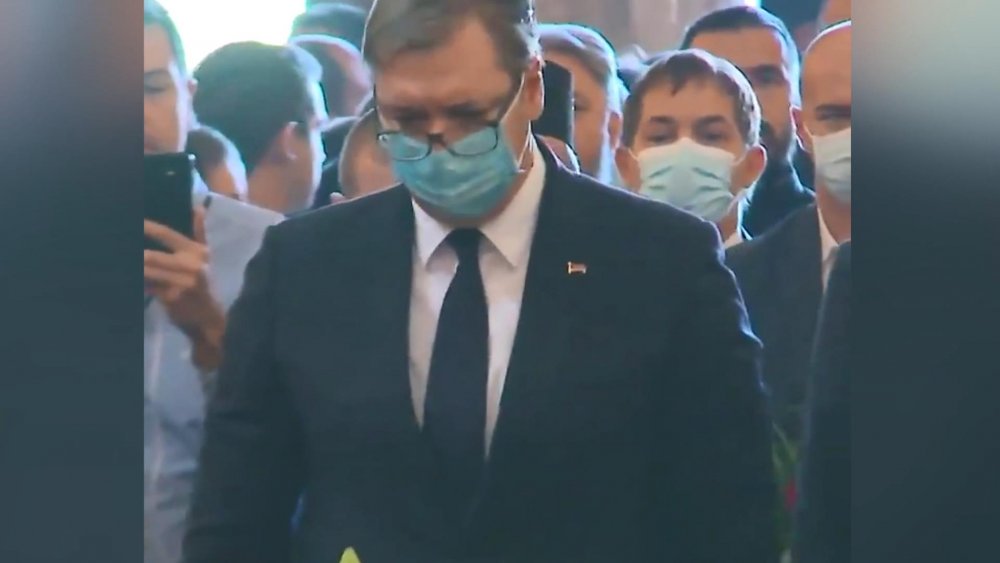 Karadağ'da koronavirüsten ölen başpiskoposun cenazesine binlerce kişi katıldı