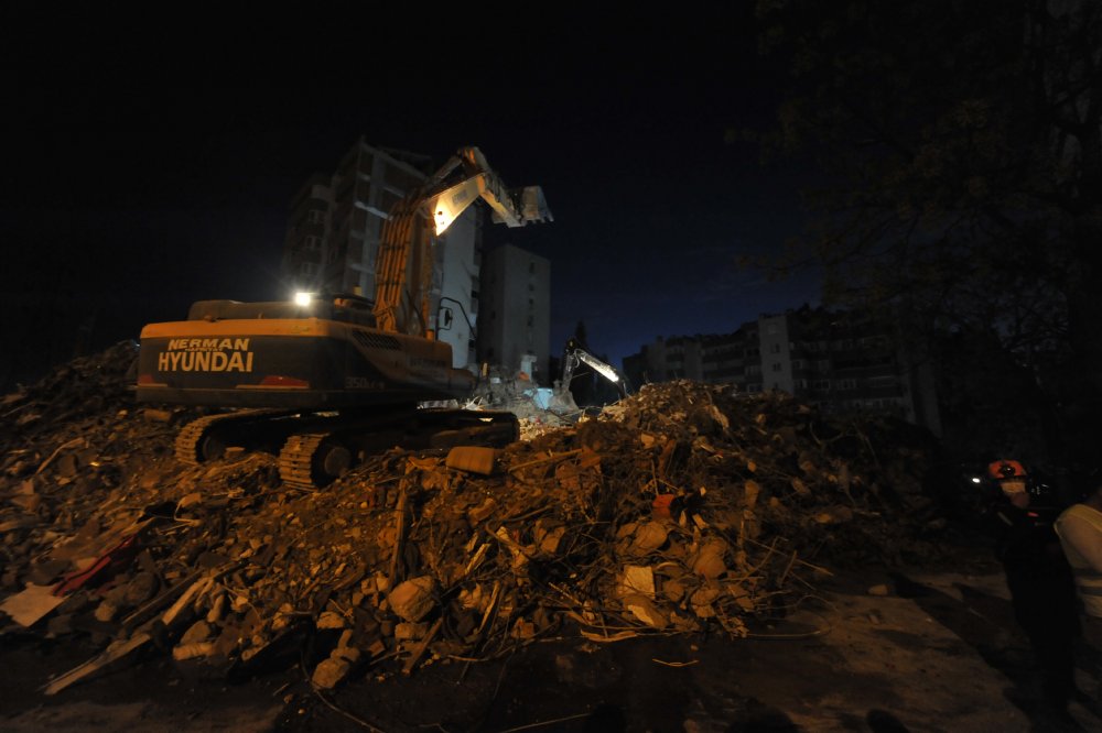 Yılmaz Erbek Apartmanı'nda arama- kurtarma çalışmaları yeniden başlatıldı