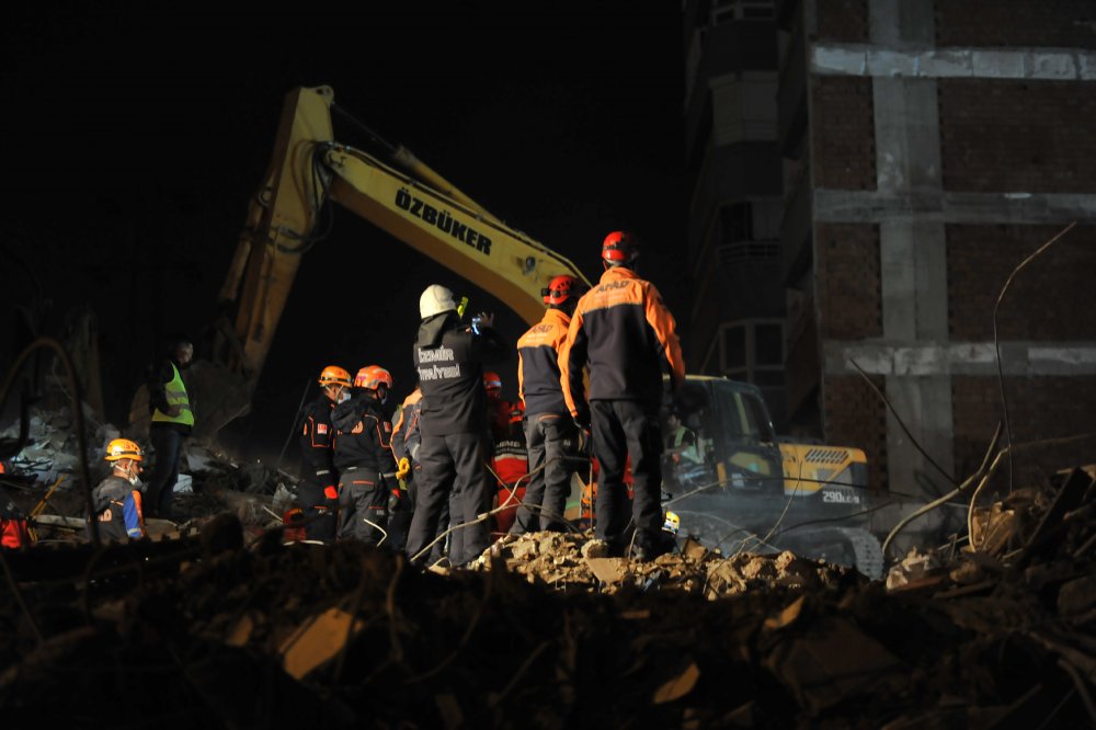 Yılmaz Erbek Apartmanı'nda arama- kurtarma çalışmaları yeniden başlatıldı