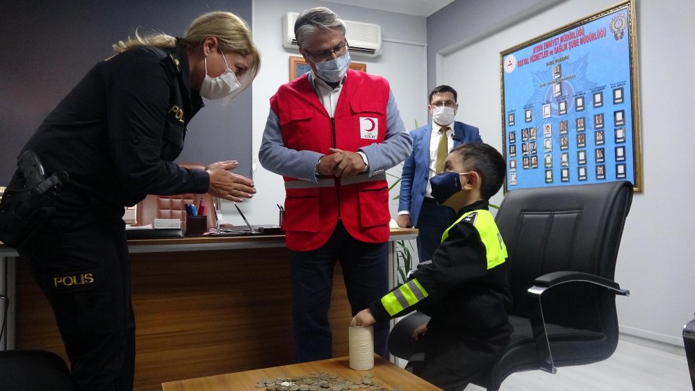 5 yaşındaki Cihat, kumbarasındaki parayı 'Ayda' için bağışladı