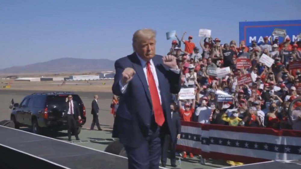 ABD Başkanı Trump seçim meydanlarındaki ilginç anları paylaşıp oy istedi