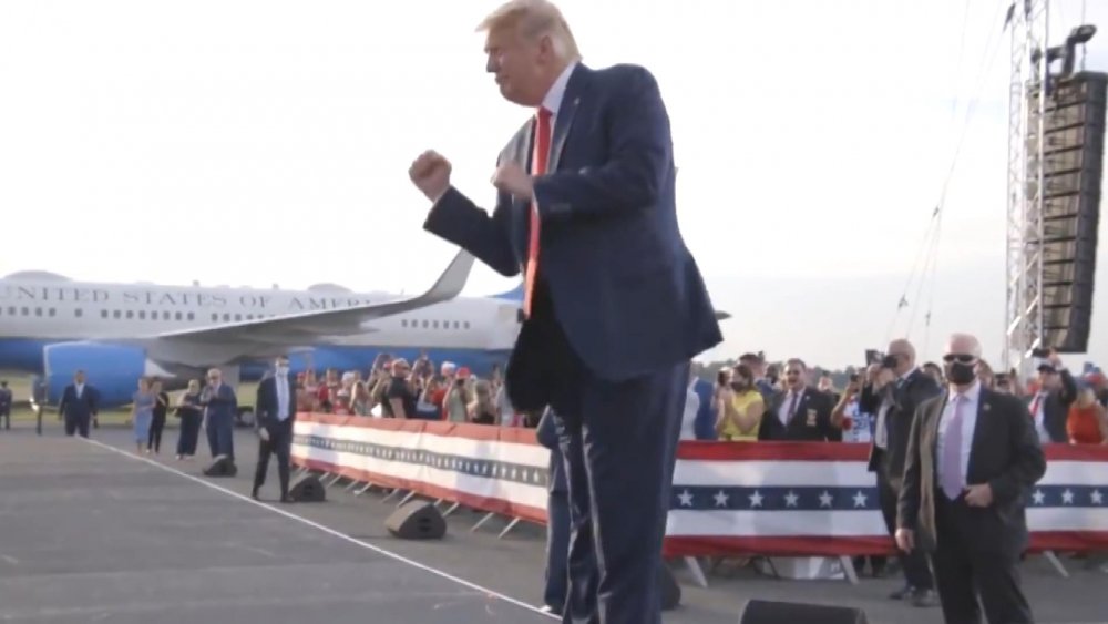 ABD Başkanı Trump seçim meydanlarındaki ilginç anları paylaşıp oy istedi