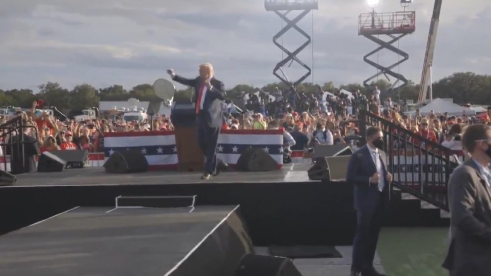 ABD Başkanı Trump seçim meydanlarındaki ilginç anları paylaşıp oy istedi