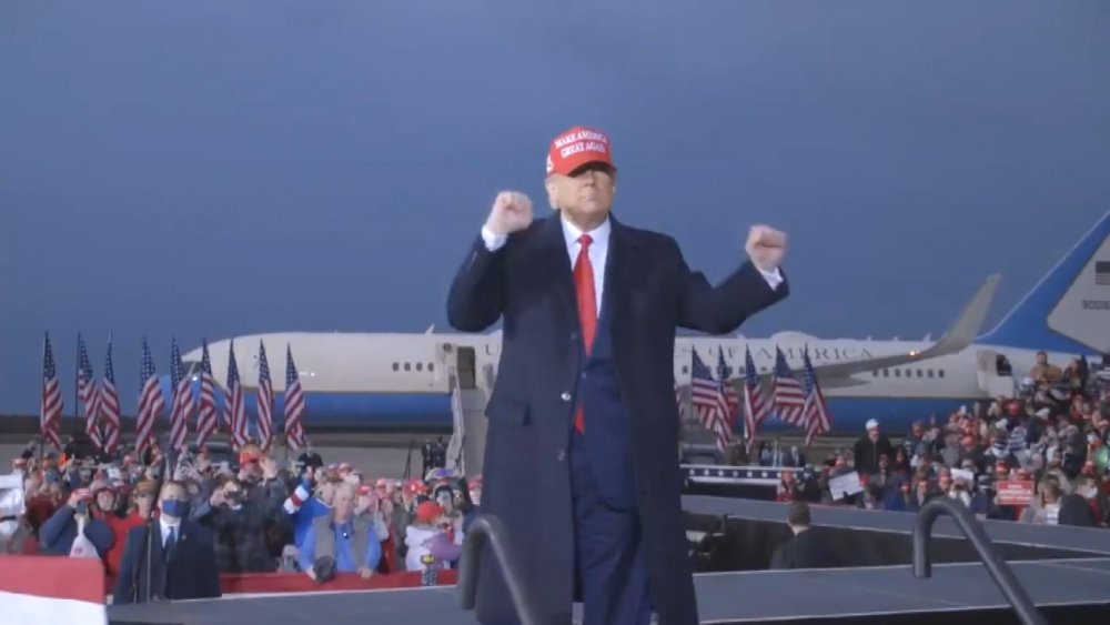 ABD Başkanı Trump seçim meydanlarındaki ilginç anları paylaşıp oy istedi