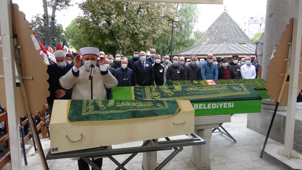 Depremde yaşamını yitiren 3 kişilik Küçükyumuk ailesi, son yolculuklarına uğurlandı