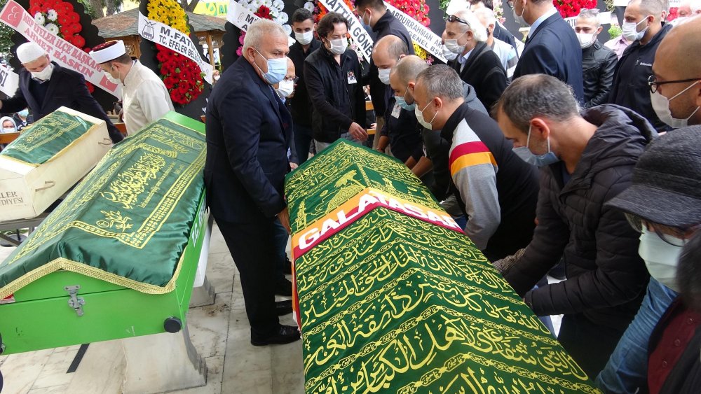 Depremde yaşamını yitiren 3 kişilik Küçükyumuk ailesi, son yolculuklarına uğurlandı