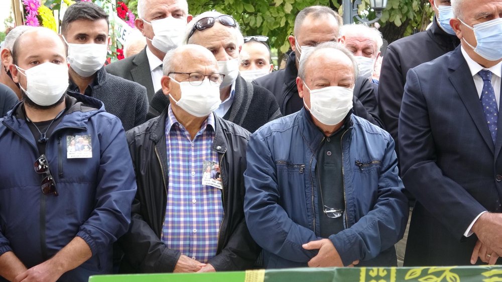 Depremde yaşamını yitiren 3 kişilik Küçükyumuk ailesi, son yolculuklarına uğurlandı