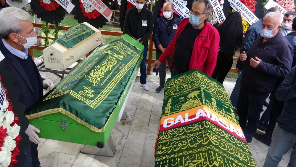 Depremde yaşamını yitiren 3 kişilik Küçükyumuk ailesi, son yolculuklarına uğurlandı