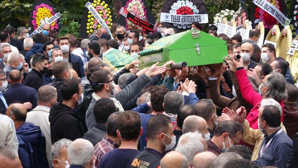 Depremde yaşamını yitiren 3 kişilik Küçükyumuk ailesi, son yolculuklarına uğurlandı