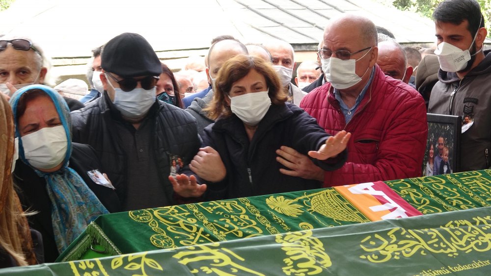 Depremde yaşamını yitiren 3 kişilik Küçükyumuk ailesi, son yolculuklarına uğurlandı