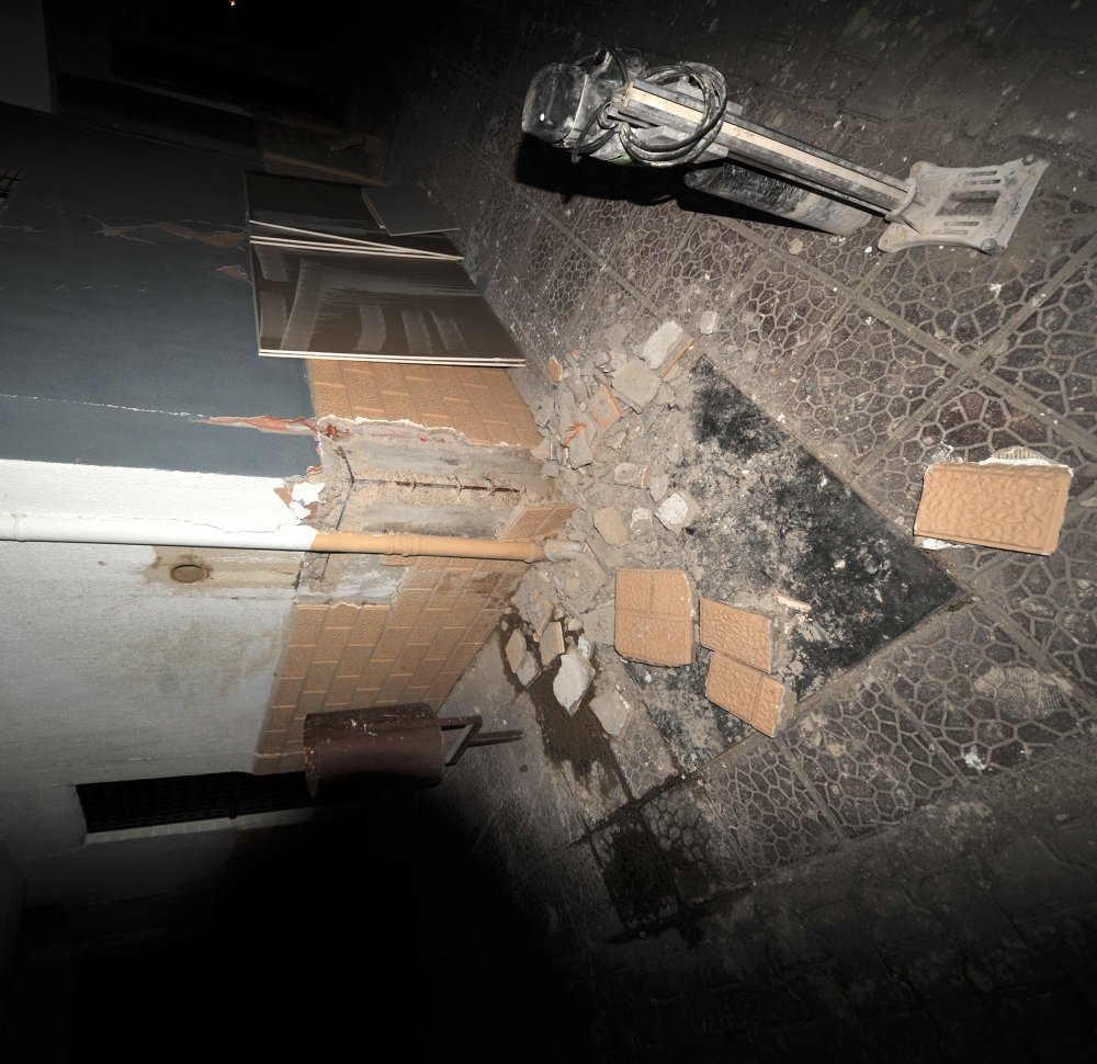 İzmir'de depremde hasar gören binaların risk durumları tespit ediliyor