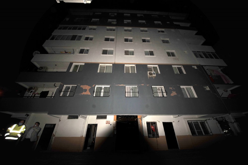 İzmir'de depremde hasar gören binaların risk durumları tespit ediliyor