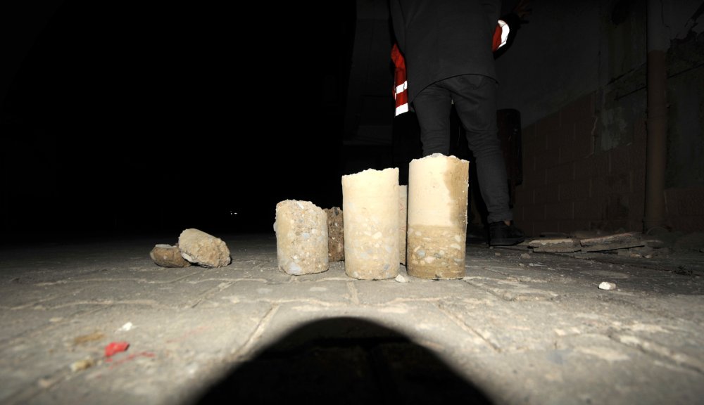 İzmir'de depremde hasar gören binaların risk durumları tespit ediliyor