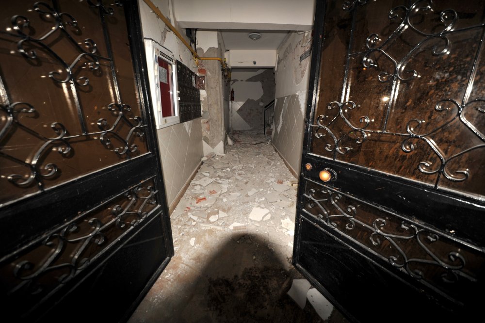 İzmir'de depremde hasar gören binaların risk durumları tespit ediliyor