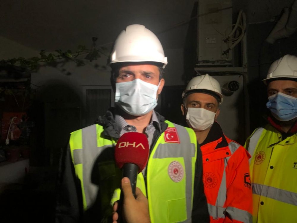 İzmir'de depremde hasar gören binaların risk durumları tespit ediliyor