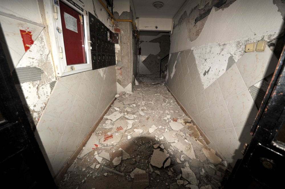 İzmir'de depremde hasar gören binaların risk durumları tespit ediliyor