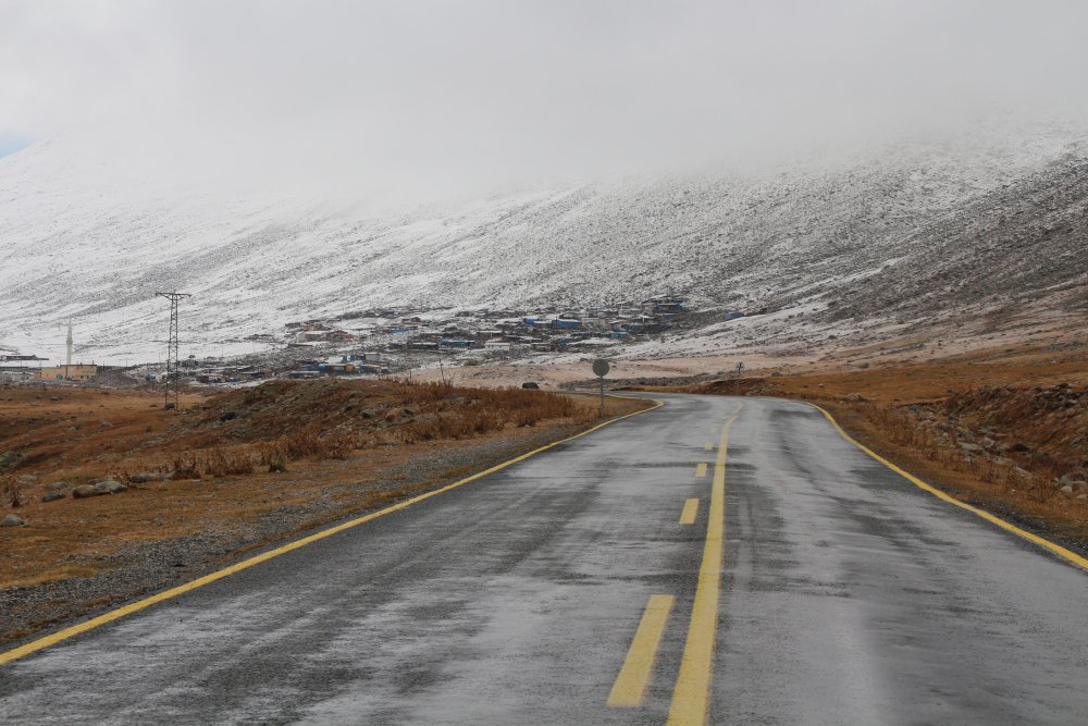 Karadeniz’de mevsimin ilk karı yaylalara yağdı