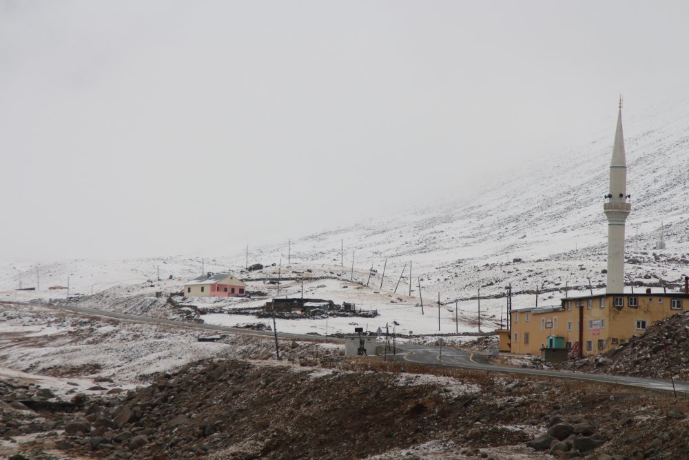 Karadeniz’de mevsimin ilk karı yaylalara yağdı