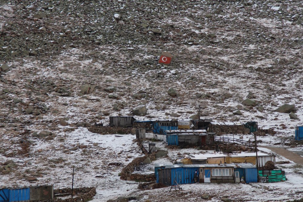 Karadeniz’de mevsimin ilk karı yaylalara yağdı