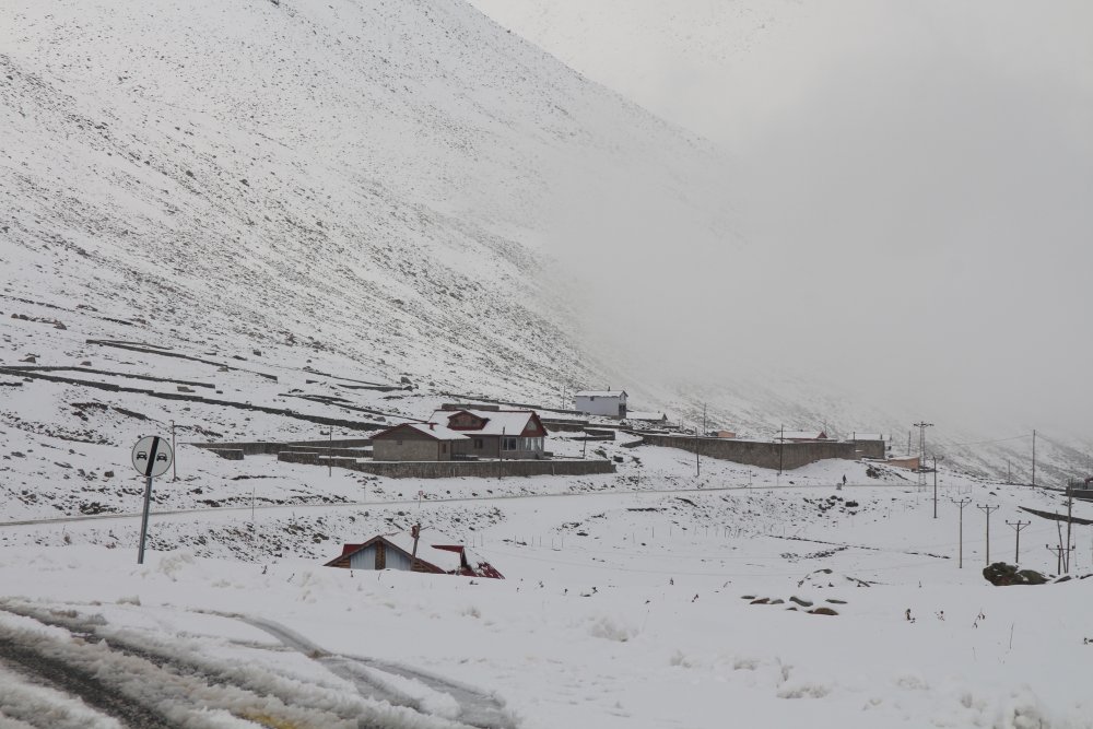 Karadeniz’de mevsimin ilk karı yaylalara yağdı