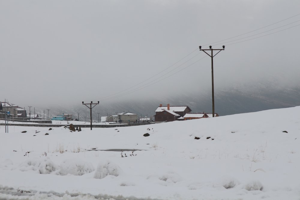 Karadeniz’de mevsimin ilk karı yaylalara yağdı