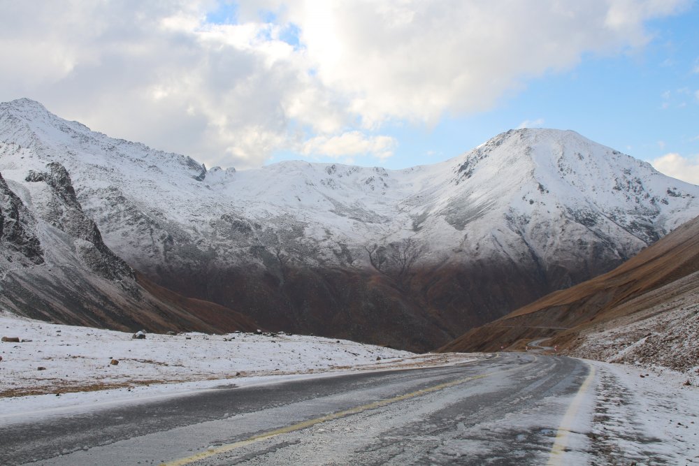 Karadeniz’de mevsimin ilk karı yaylalara yağdı