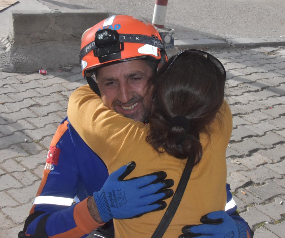 'Mestan' isimli kedi, Yılmaz Erbek Apartmanı enkazından 97 saat sonra canlı çıkarıldı