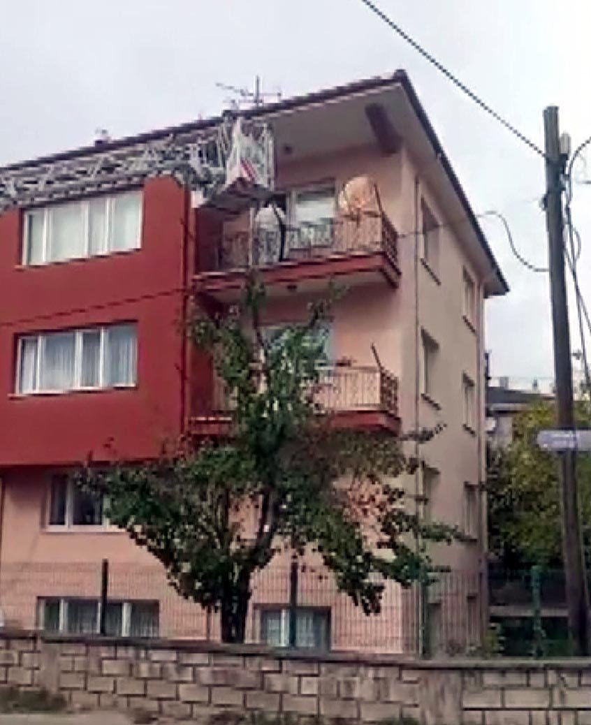 sadece işitme cihazını takmamış