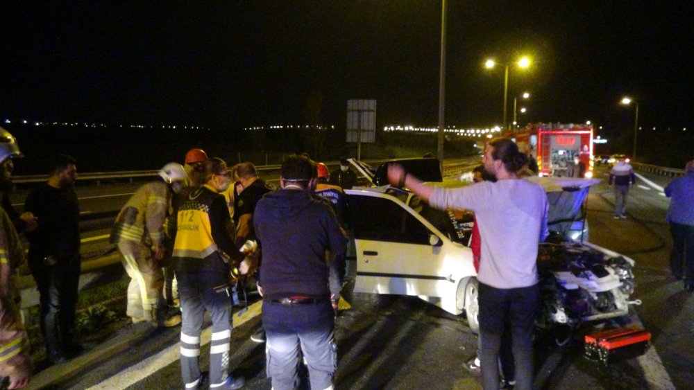 TEM Otoyolu'nda iki otomobil çarpıştı; Biri bebek, 3 yaralı