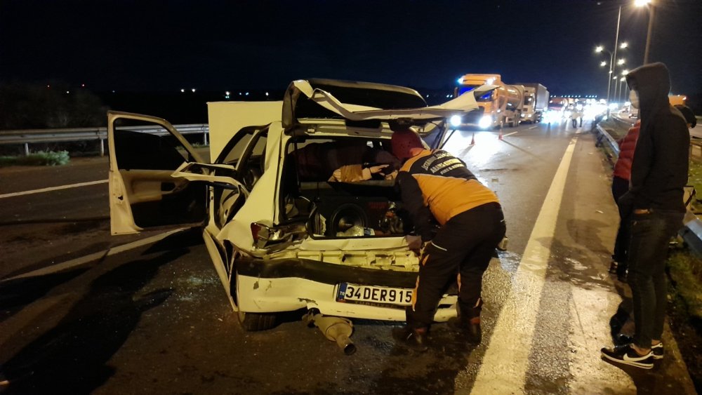 TEM Otoyolu'nda iki otomobil çarpıştı; Biri bebek, 3 yaralı