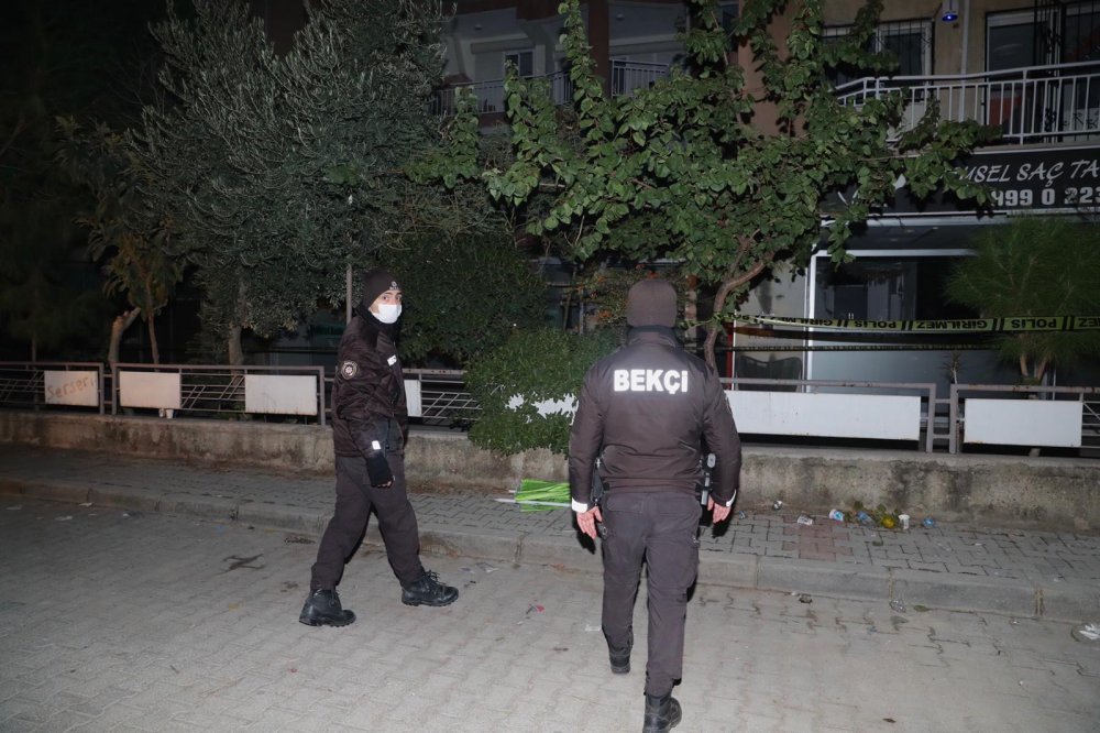 İzmir'de polis ve bekçi, boşaltılan binaların çevresinde nöbet tutmaya başladı