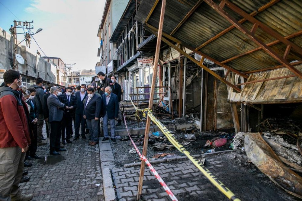 Vali Bilmez, yangında iş yerleri zarar gören esnafı ziyaret etti