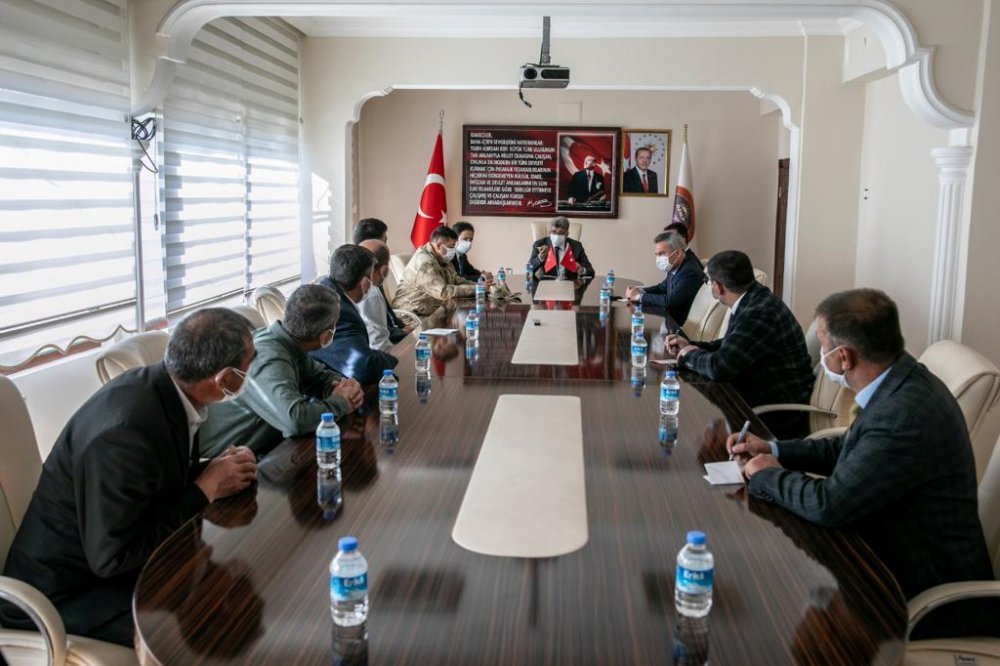 Vali Bilmez, yangında iş yerleri zarar gören esnafı ziyaret etti