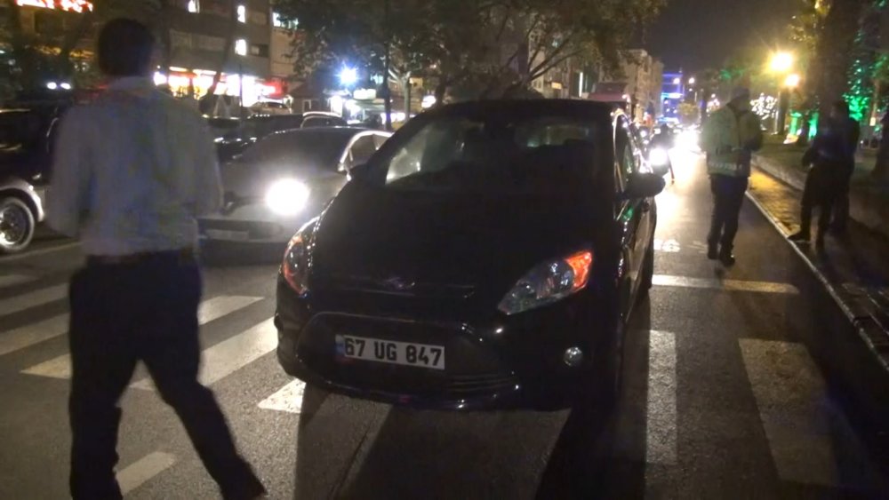 Yaya geçidinde otomobilin çarptığı anne yaralandı, iki çocuğu son anda kurtuldu